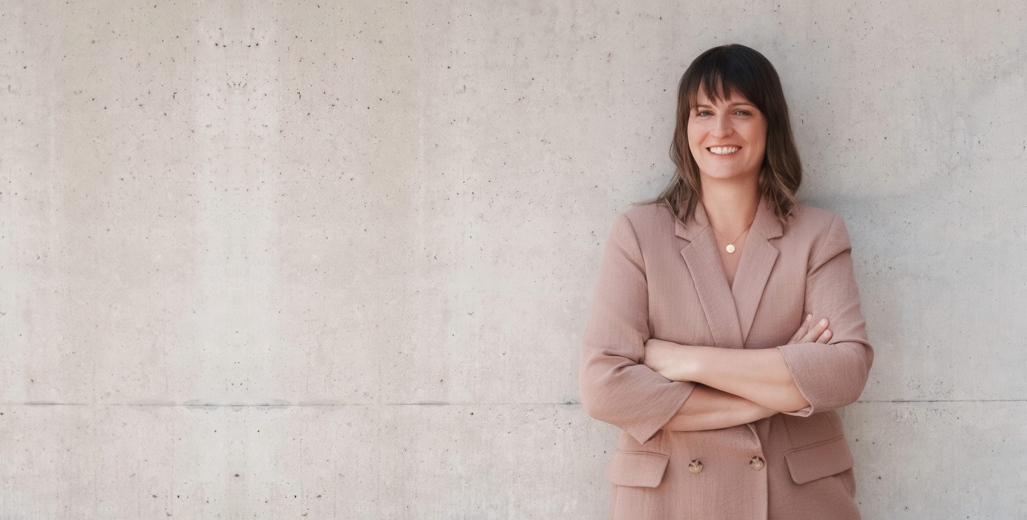 Anne Staudigel vor einer Betonwand